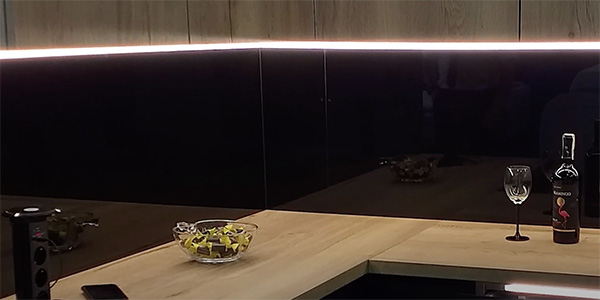 Perfil bajo armario FUTURA BICO LED con sensor táctil en cocina